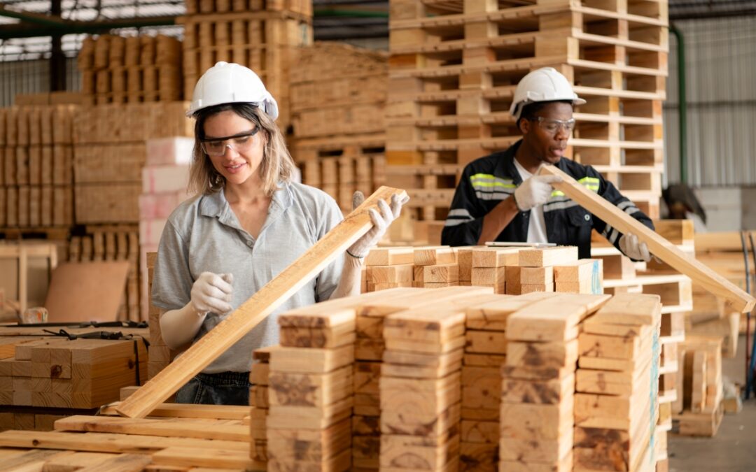 Operai al lavoro per rigenerare bancali di legno